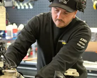 Man som arbetar i verkstad